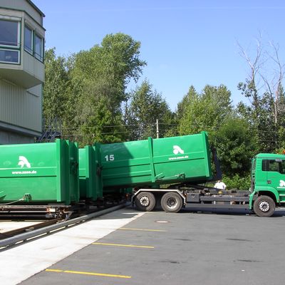 Der Zweckverband Abfallwirtschaft Oberes Elbtal (ZAOE) ist mit der Entsorgung der Abfälle in der Region betraut.