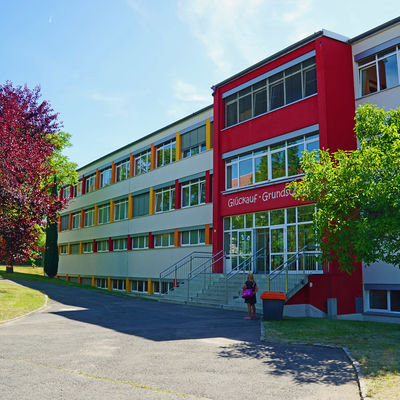 Ansicht der Grundschule "Glückauf" im Stadtteil Zauckerode