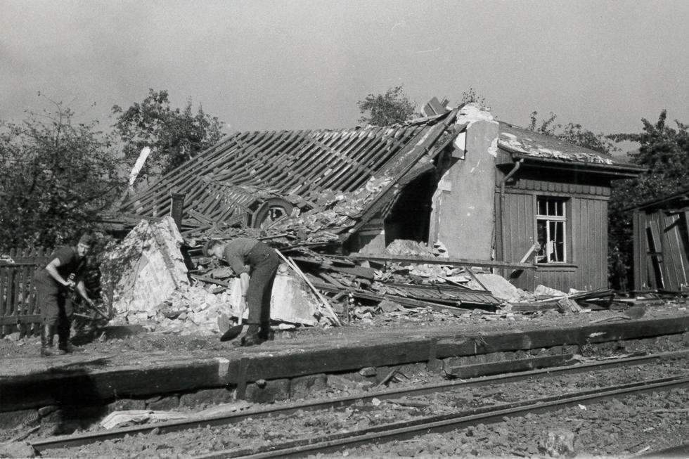 Zerstörungen der Wartehalle des Bahnhofs Freital-Ost der Windbergbahn - August 1944