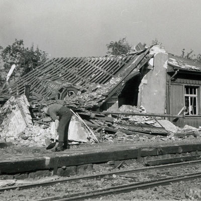 Zerstörungen der Wartehalle des Bahnhofs Freital-Ost der Windbergbahn - August 1944