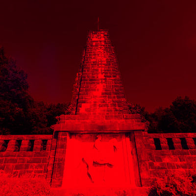 Das Knig-Albert-Denkmal auf dem Windberg wird am 22./23. Juni 2020 rot angestrahlt.