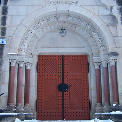 Portal der Hoffnungskirche im Winter