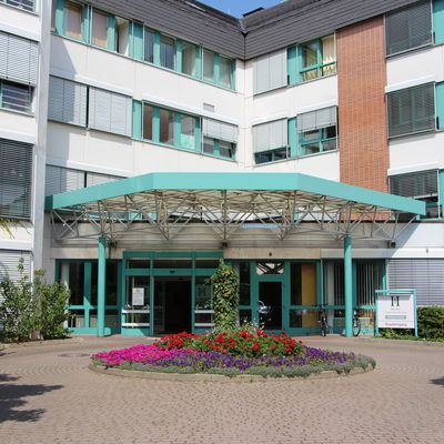 Haupteingangsbereich des Klinikums in Freital an der Bürgerstraße.
