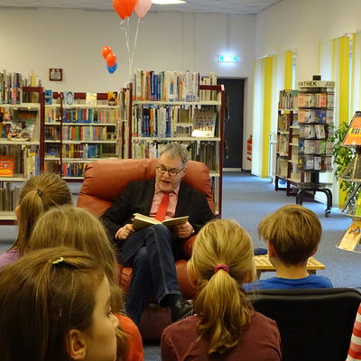 Oberbürgermeister Uwe Rumberg beim Vorlesen in der Stadtbibliothek