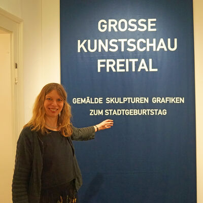 Museumsleiterin Kristin Gäbler heißt die Gäste herzlich zur »Großen Kunstschau Freital«  willkommen - vor Ort oder im TV.