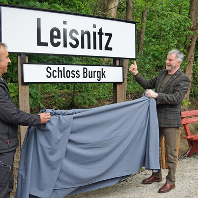 Vereinsvorsitzender Holger Demnitz (l.) und Freitals Oberbürgermeister Uwe Rumberg bei der Enthüllung des Stationsschildes.