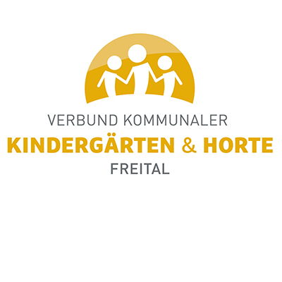 Das Bild zeigt ein Logo. Zusehen ist ein gelber Halbkreis auf wei&szlig;em Grund. In dem Halbkreis befindet sich der obere Teil eines wei&szlig;en M&auml;nnleins, welches zwei weitere wei&szlig;e M&auml;nnlein an der Hand h&auml;lt. Unter dieser Abbildung steht in grauen Buchstaben "Verbund kommunaler", darunter in fetten gelben Buchstaben "Kinderg&auml;rten und Horte" und darunter wieder in d&uuml;nneren grauen Buchstaben "Freital".