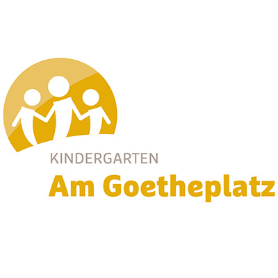 Das Bild zeigt ein Logo. Zusehen ist ein gelber Halbkreis auf wei&szlig;em Grund. In dem Halbkreis befindet sich der obere Teil eines wei&szlig;en M&auml;nnleins, welches zwei weitere wei&szlig;e M&auml;nnlein an der Hand h&auml;lt. Unter dieser Abbildung steht in grauen Buchstaben "Kindergarten" und darunter in fetten gelben Buchstaben "Am Goetheplatz".