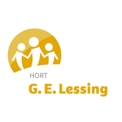 Das Bild zeigt ein Logo. Zusehen ist ein gelber Halbkreis auf wei&szlig;em Grund. In dem Halbkreis befindet sich der obere Teil eines wei&szlig;en M&auml;nnleins, welches zwei weitere wei&szlig;e M&auml;nnlein an der Hand h&auml;lt. Unter dieser Abbildung steht in grauen Buchstaben "Hort" und darunter in fetten gelben Buchstaben "G.E. Lessing".