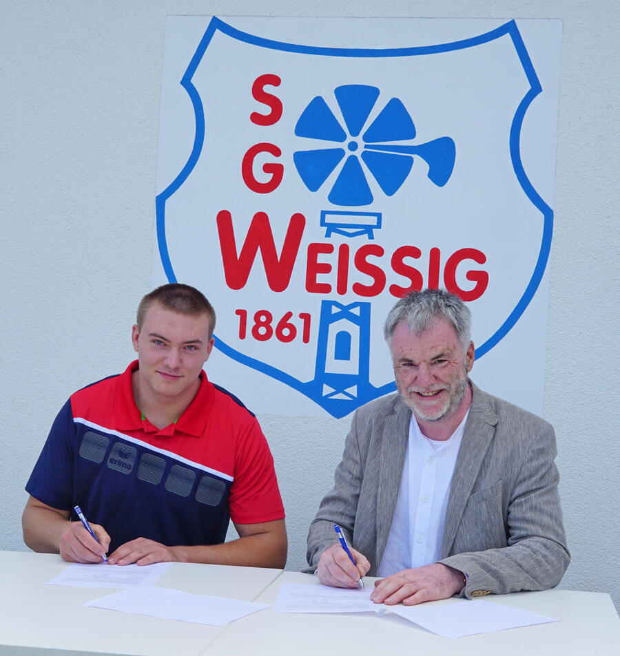 Oberbürgermeister Uwe Rumberg (r.) und Sportler Lukas Schober bei der Unterzeichnung des Sponsorenvertrages.