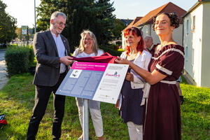 Oberb&uuml;rgermeister Uwe Rumberg, die Vorsitzende Landesfrauenrat Sachsen e. V. Susanne K&ouml;hler, Gleichstellungsbeauftragte Jona Hildebrandt und Wilhelmine Reichard alias Anne Konstanze Lahr enth&uuml;llen die Tafel.