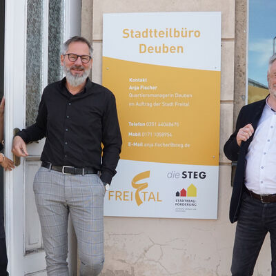 Quartiersmanagerin Anja Fischer, Thomas Bleier von der STEG Stadtentwicklung GmbH und Oberb�rgermeister Uwe Rumberg (v.l.n.r.) vor dem neuen Stadtteilb�ro in Deuben an der Dresdner Stra�e 283.