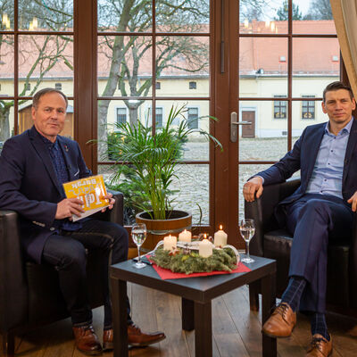 Dirk Köcher, Geschäftsführer der Helios Weißeritztal-Kliniken Freital-Dippoldiswalde im Gespräch mit FRM-Moderator Matthias Wagner (l.).