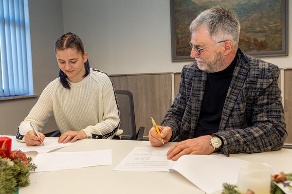 Oberbürgermeister Uwe Rumberg und  Melanie Lorenz bei der Unterzeichnung des Sponsorenvertrages.