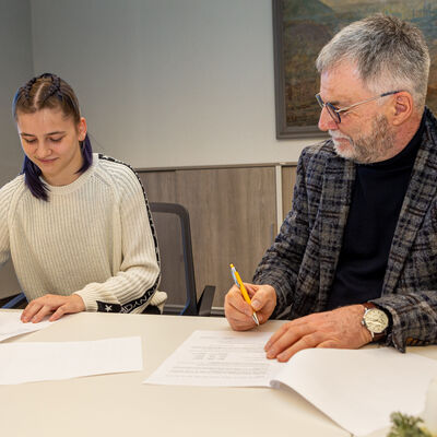 Oberbürgermeister Uwe Rumberg und  Melanie Lorenz bei der Unterzeichnung des Sponsorenvertrages.