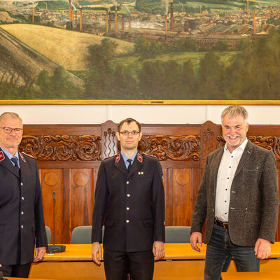 Oberbürgermeister Uwe Rumberg (r.) und Stadtwehrleiter Sven Heisig gratulieren André Krahl zur Wahl als stellvertretender Stadtwehrleiter.