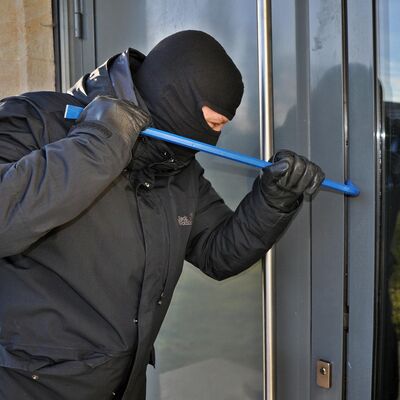 Einbrecher bei der Arbeit