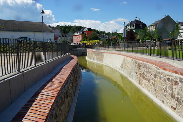 Blick in den neu gestalteten M�hlgraben-Brunnen
