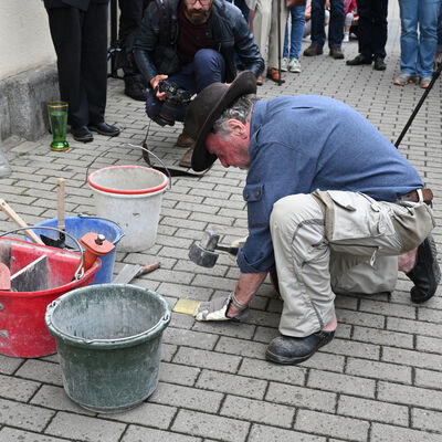 Der Künstler Gunter Demnig beim Verlegen der Stolpersteine vor dem ehemaligen Kaufhaus Eckstein in Freital-Potschappel