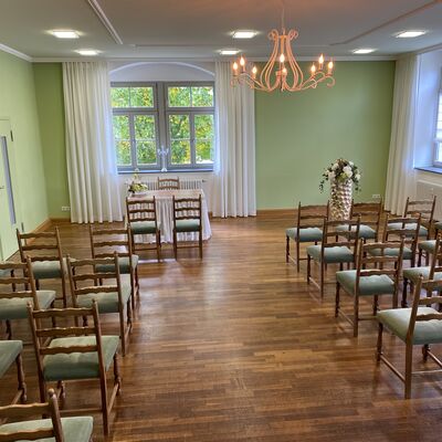 Für die Eheschließung ist der ehemalige Ratssaal umgebaut und neu gestaltet worden.