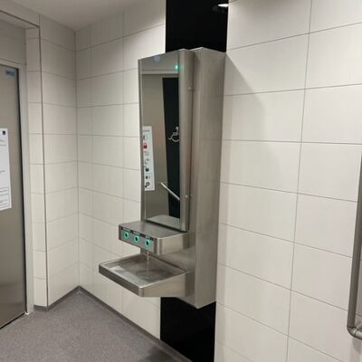 Edelstahl-Waschtisch im neuen öffentlichen WC im Mehrgenerationenpark Zauckerode