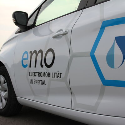Unter der Dachmarke EMO fasst die Stadt mit den kommunalen Gesellschaften die Aktivitäten zur Elektromobilität in Freital zusammen.