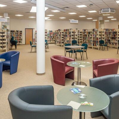 Die Bibliothek im City-Center verfügt über moderne und helle Räumlichkeiten.