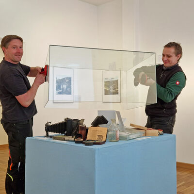 Die Mitarbeiter Axel Rüthrich (r.) und Michael Bruns beim Aufbau der Ausstellung