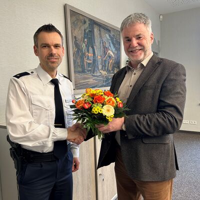 Oberbürgermeister Uwe Rumberg gratuliert dem neuen Revierleiter Polizeirat Martin Gebhardt (l.) zum Amtsantritt.