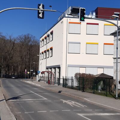 Neue Fußgängerampel und barrierefreie Haltestellen an der Somdorfer Straße