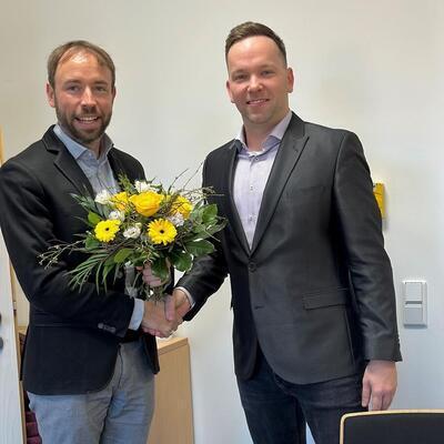 Der Erste Bürgermeister Peter Pfitzenreiter (l.) begrüßt den neuen Schulleiter in Hainsberg Nick Lichy und wünscht für die neue Aufgabe alles Gute sowie eine gute Zusammenarbeit. 