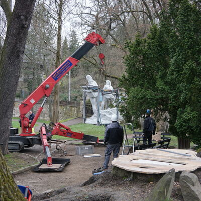 Im Schlosspark ist Ende März 2023 ein Kran aufgebaut worden, um die 600 Kilogramm schwere Figur wieder auf den Sockel zu heben.