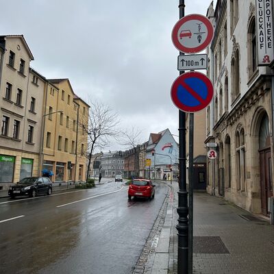 Neues Verkehrszeichen vor der Mittelinsel in Potschappel