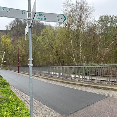 Am Goldenen Löwen führt der Radweg aktuell nicht mehr an der Weißeritz entlang, sondern wieder auf die Dresdner Straße.