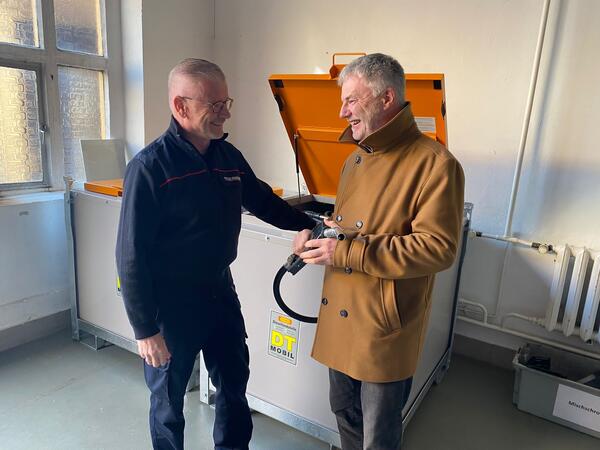 Oberbürgermeister Uwe Rumberg (r.) lässt sich von Wehrleiter Sven Heisig die neue mobile Tankstelle zeigen.