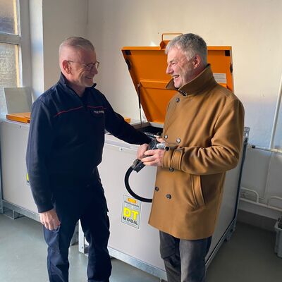 Oberbürgermeister Uwe Rumberg (r.) lässt sich von Wehrleiter Sven Heisig die neue mobile Tankstelle zeigen. 