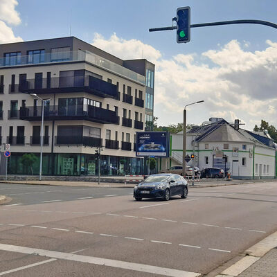 Die neue Ampelanlage an der Kreuzung Dresdner Straße, August-Bebel-Straße. Links das neue Ärztehaus und das Haus der Physiotherapie.
