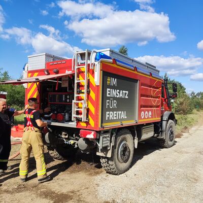 Nicht nur im Einsatz für Freital: Das Tanklöschfahrzeug der Feuerwehr in der Gohrischheide.