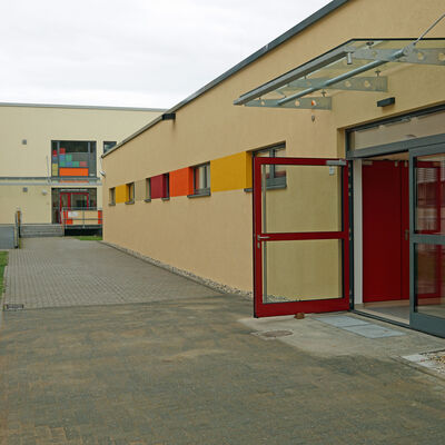 Turnhallen-Eingang zwischen Schul- und Hortgeb�ude