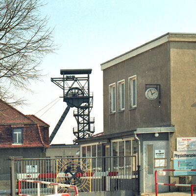 Schacht-1 und Werkstor in Gittersee 1992