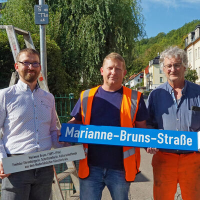 Bauamtsleiter Silvio Messerschmidt (l.), Bauhofleiter Jens Straube (M.) und Bauhofmitarbeiter Wilhelm Dachtler (r.) zeigen die neuen Stra�enschilder an der Marianne-Bruns-Stra�e in Deuben.