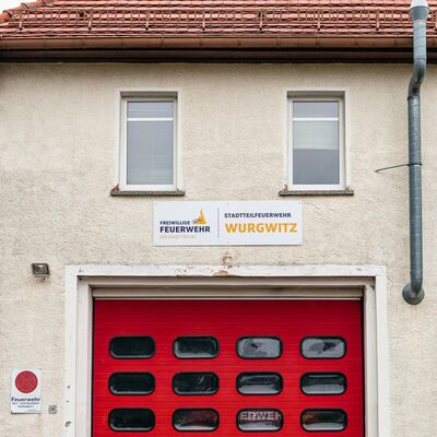 Neues Schild am Haus der Stadtteilfeuerwehr Wurgwitz
