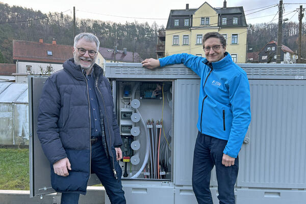 Oberb�rgermeister Uwe Rumberg (l.) und FSW-Gesch�ftsf�hrer Matthias Leuschner an der neuen Schaltzentrale f�rs Glasfaserinternet in Saalhausen