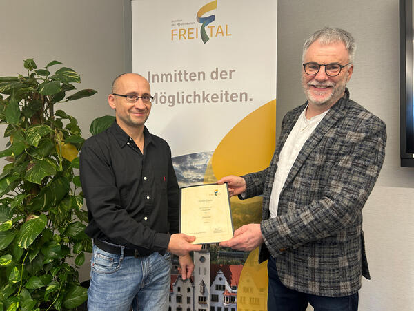 Oberb�rgermeister Uwe Rumberg bei der �bergabe der Ernennungsurkunde zum Amtsrat an Enrico Gyulai (l.).