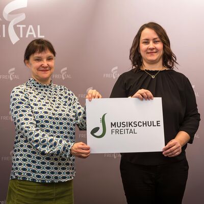 Musikschulleiterin Susanne Klawitter und Mitarbeiterin Diana Kresse stellten stolz das Signet mit einem schwungvoll-stilisierten Saxophon und dem Schriftzug »Musikschule Freital« vor. 
