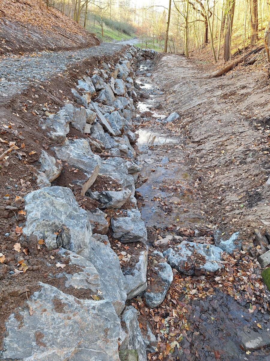 Im Zuge der Sanierung hat das Burgker Wasser neue Böschungen und eine stabilisierte Sohle erhalten. 