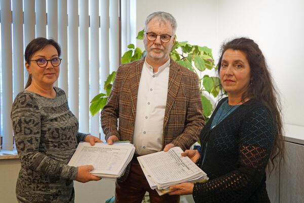 Die von der Schlie�ung betroffenen Mitarbeiterinnen der Klinik, Regina Heisig (l.) und Sabine  Koitschew, haben mit vielen Unterst�tzern in der Region Unterschriften gesammelt und �bergeben diese an Oberb�rgermeister Uwe Rumberg.