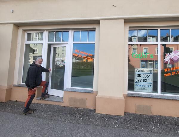Fotograf Steffen Petrenz vor dem leerstehenden Gesch�ft