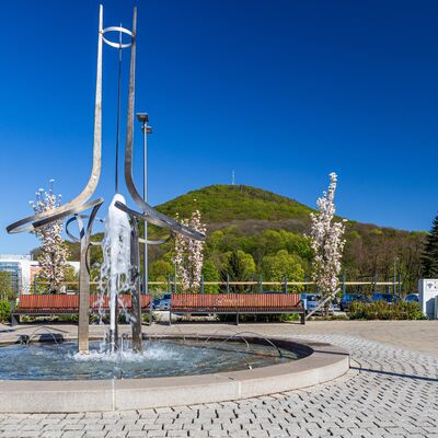 Neumarkt mit dem Edelstahlbrunnen von Peter Pechmann in heutiger Ansicht