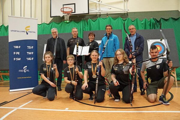 Die jungen Bogensch�tzen bei der Auszeichnung in der Turnhalle an der Turnerstra�e